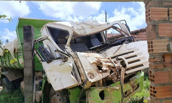 caminhão colide posto de saúde Pirambu