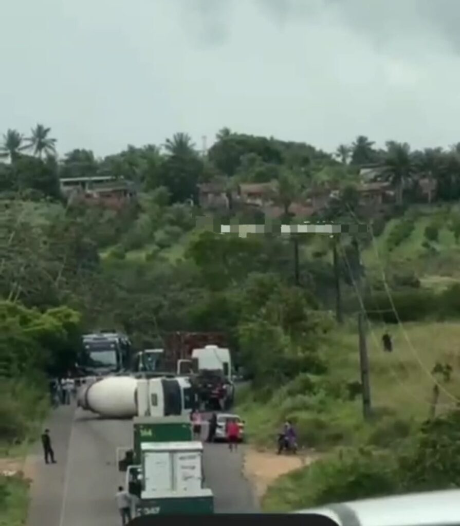 Caminhão-tanque tomba na SE-270 em Salgado