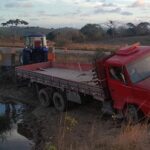 caminhão cai em ribanceira em Nossa Senhora das Dores