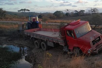 caminhão cai em ribanceira em Nossa Senhora das Dores