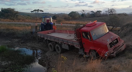 caminhão cai em ribanceira em Nossa Senhora das Dores