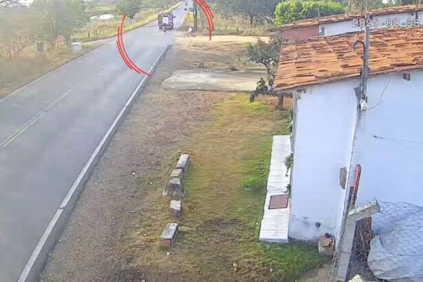 Motociclista colide na traseira de caminhão do Corpo de Bombeiros em Macambira