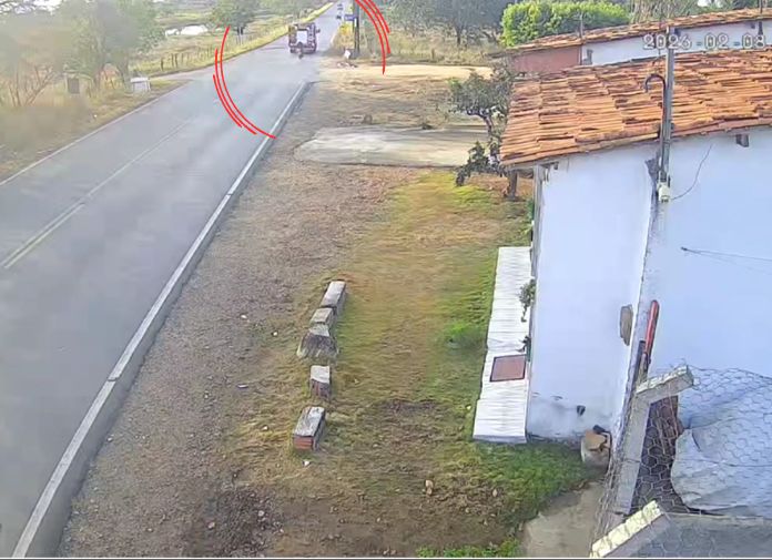 Motociclista colide na traseira de caminhão do Corpo de Bombeiros em Macambira