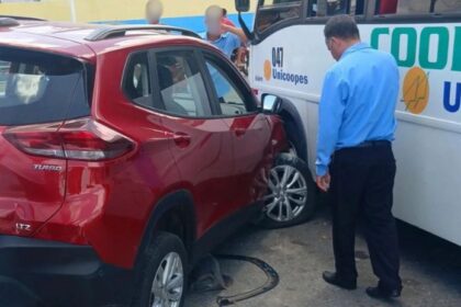 Veículo colide na lateral da Coopertalse no trevo da rodoviária de Riachão do Dantas