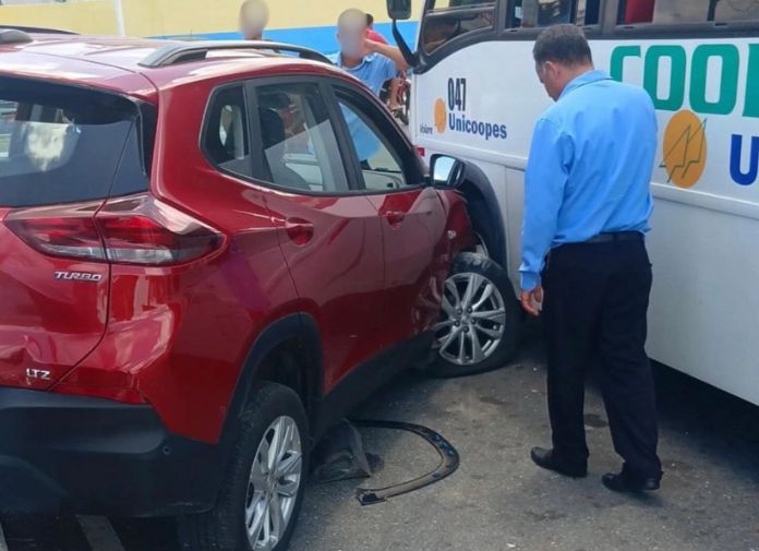 Veículo colide na lateral da Coopertalse no trevo da rodoviária de Riachão do Dantas