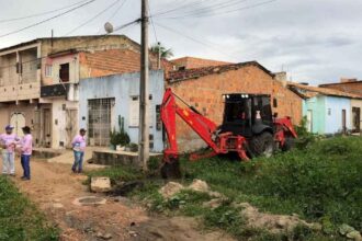 Equipes da Prefeitura realizam limpeza de drenagem antes das chuvas em Lagarto
