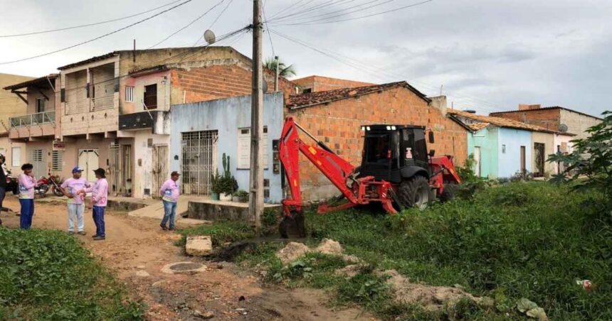 Equipes da Prefeitura realizam limpeza de drenagem antes das chuvas em Lagarto