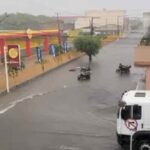 Rua Manoel de Paula Menezes Lima alagada após fortes chuvas em Lagarto, próximo ao Hiper GBarbosa
