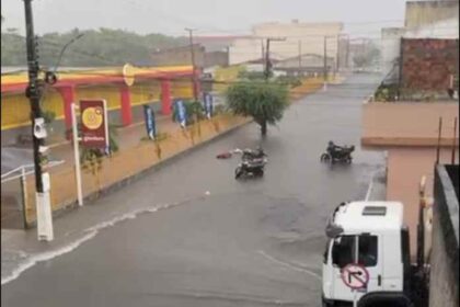 Rua Manoel de Paula Menezes Lima alagada após fortes chuvas em Lagarto, próximo ao Hiper GBarbosa