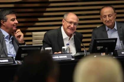Geraldo Alckmin durante assinatura de acordo com a Fiesp