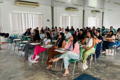 Profissionais de saúde participando de capacitação sobre tuberculose em Lagarto