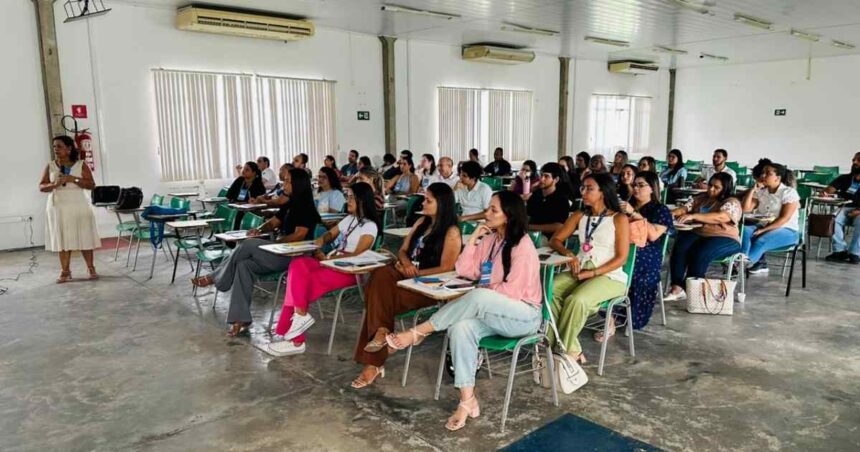 Profissionais de saúde participando de capacitação sobre tuberculose em Lagarto
