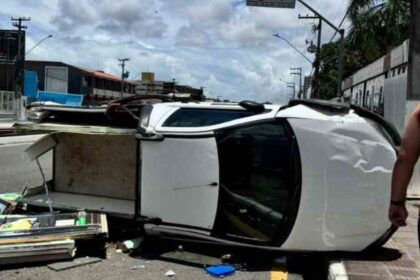 Capotamento em Aracaju deixa veículo destruído na Zona Sul da capital