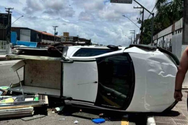 Capotamento em Aracaju deixa veículo destruído na Zona Sul da capital