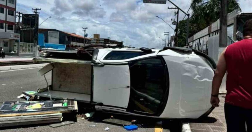 Capotamento em Aracaju deixa veículo destruído na Zona Sul da capital