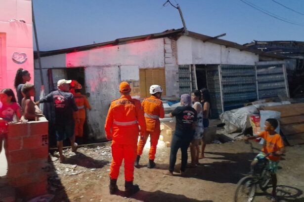Imóvel com estrutura precária desaba e deixa duas pessoas feridas em Aracaju