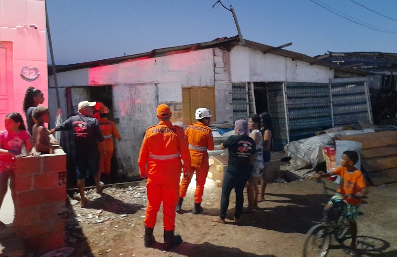 Imóvel com estrutura precária desaba e deixa duas pessoas feridas em Aracaju