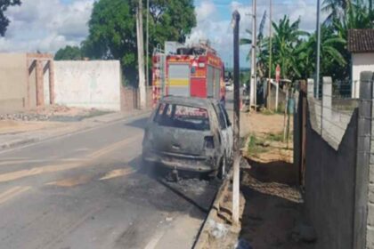 Veículo destruído pelo incêndio em Travessa II, Boquim, Sergipe