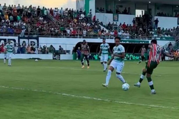 Jogadores do Lagarto e América de Propriá em partida no Estádio Barretão