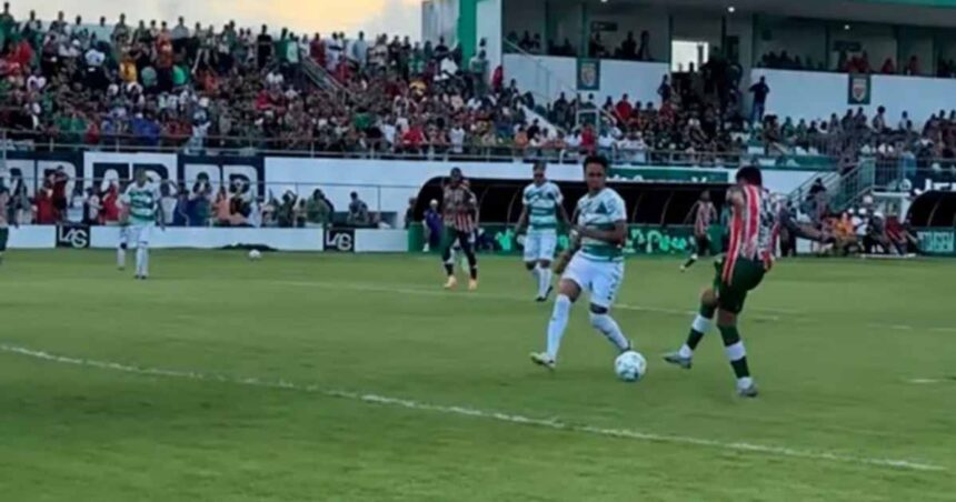 Jogadores do Lagarto e América de Propriá em partida no Estádio Barretão