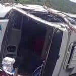 Micro-ônibus capotado em Tobias Barreto, Sergipe, com vítimas leves