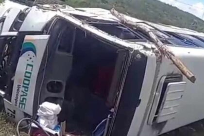 Micro-ônibus capotado em Tobias Barreto, Sergipe, com vítimas leves