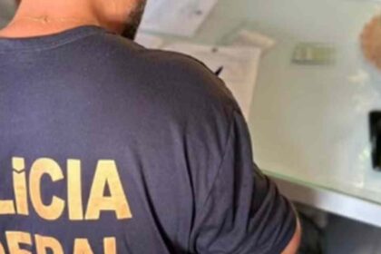 Agentes da Polícia Federal cumprindo mandado de busca em Divina Pastora