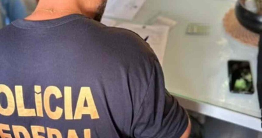 Agentes da Polícia Federal cumprindo mandado de busca em Divina Pastora
