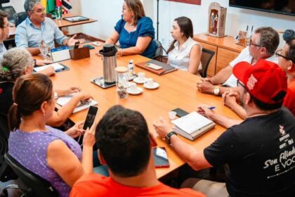 Prefeito Sérgio Reis em reunião com o Sintese em Lagarto