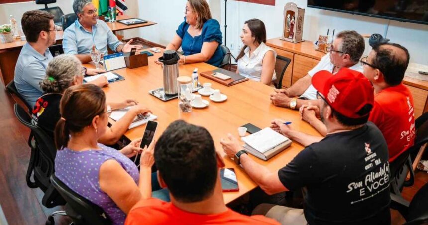 Prefeito Sérgio Reis em reunião com o Sintese em Lagarto