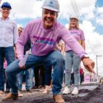 Prefeito Sérgio Reis durante assinatura de ordem de serviço para recapeamento em Lagarto