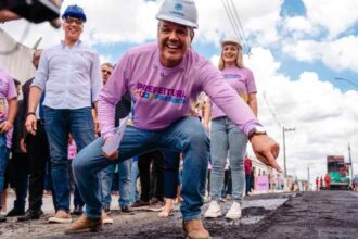 Prefeito Sérgio Reis durante assinatura de ordem de serviço para recapeamento em Lagarto