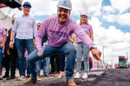 Prefeito Sérgio Reis durante assinatura de ordem de serviço para recapeamento em Lagarto