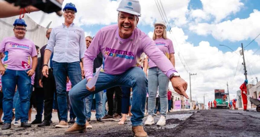 Prefeito Sérgio Reis durante assinatura de ordem de serviço para recapeamento em Lagarto