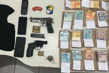 Suspeitos presos em Riachão do Dantas durante operação policial com armas apreendidas