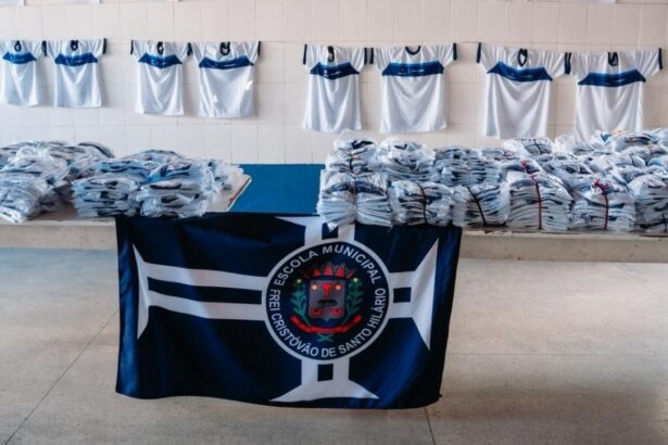 Uniforme escolar gratuito entregue a alunos da rede municipal de Lagarto