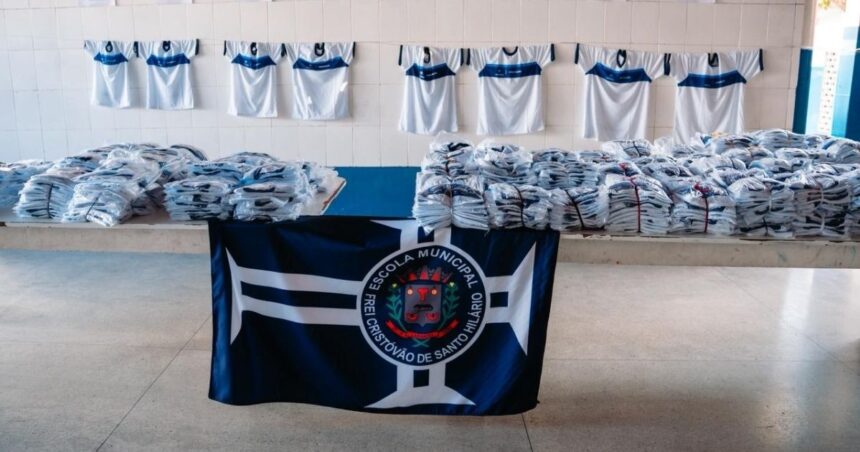 Uniforme escolar gratuito entregue a alunos da rede municipal de Lagarto