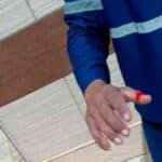 Gari após acidente com material cortante.