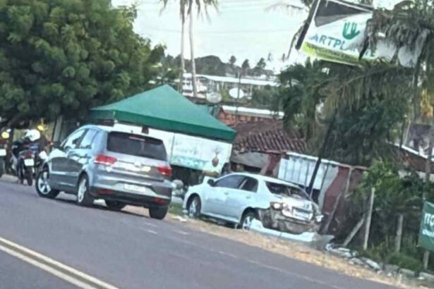 Carro destruído após acidente na rodovia SE-270 em Lagarto, próximo ao Corpo de Bombeiros.