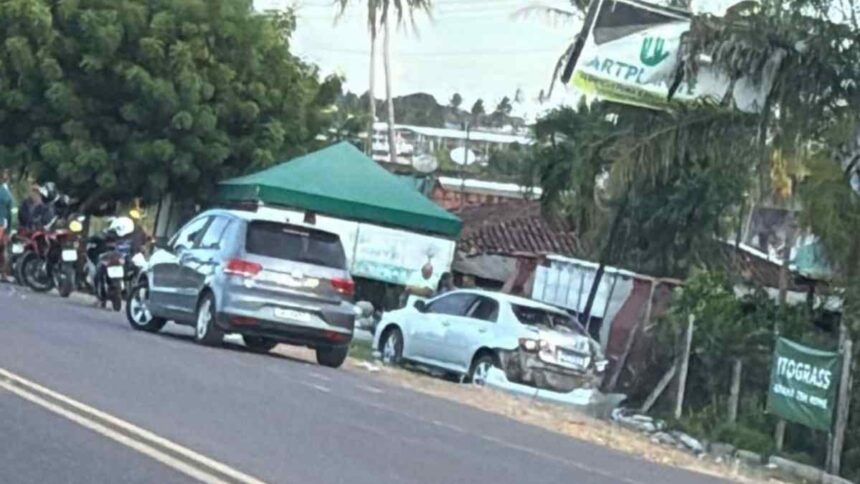 Carro destruído após acidente na rodovia SE-270 em Lagarto, próximo ao Corpo de Bombeiros.