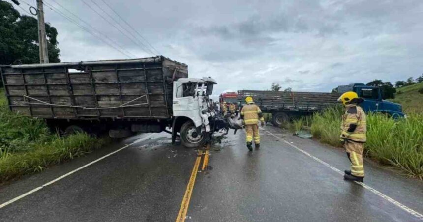 Acidente envolvendo dois caminhões na rodovia SE-179 entre Simão Dias e Pinhão