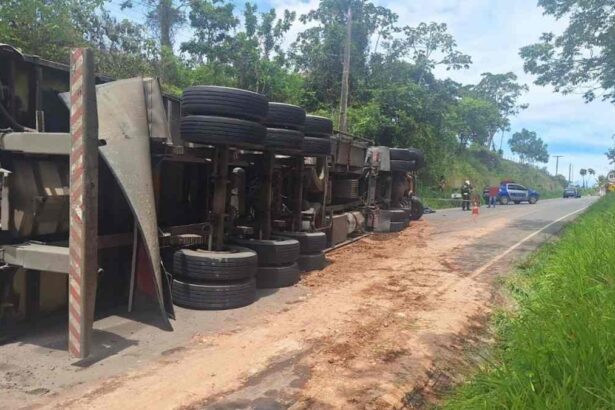 Caminhão tombado na rodovia SE-282, em Estância