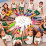 Crianças da escola Santa Luzia em Lagarto participando de atividade de conscientização sobre a Síndrome de Down.