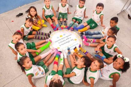 Crianças da escola Santa Luzia em Lagarto participando de atividade de conscientização sobre a Síndrome de Down.