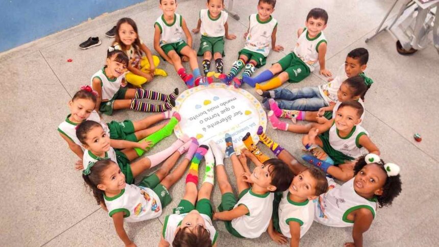 Crianças da escola Santa Luzia em Lagarto participando de atividade de conscientização sobre a Síndrome de Down.