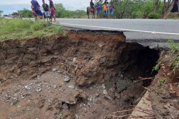 Trecho da Rodovia SE-290 interditado entre Tobias Barreto e Poço Verde após erosão causada pelas chuvas