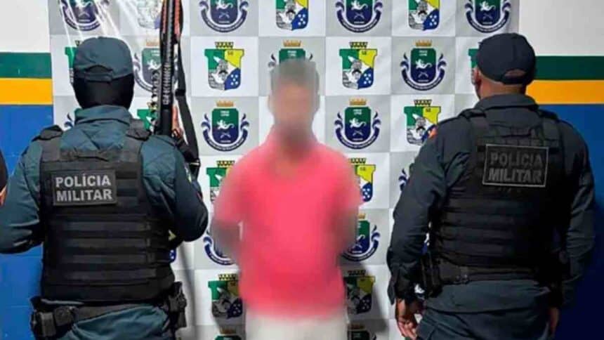 Foto de homem sendo detido por dois policiais militares no bairro Loiola, Lagarto, em cumprimento de mandado de prisão por roubo.