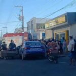 Viatura da Polícia Militar atendendo ocorrência em agência bancária.