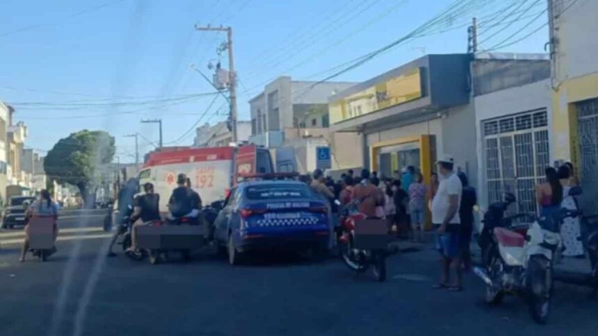 Viatura da Polícia Militar atendendo ocorrência em agência bancária.