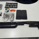 Arma caseira e drogas apreendidas pela PM no bairro Pratas em Lagarto.